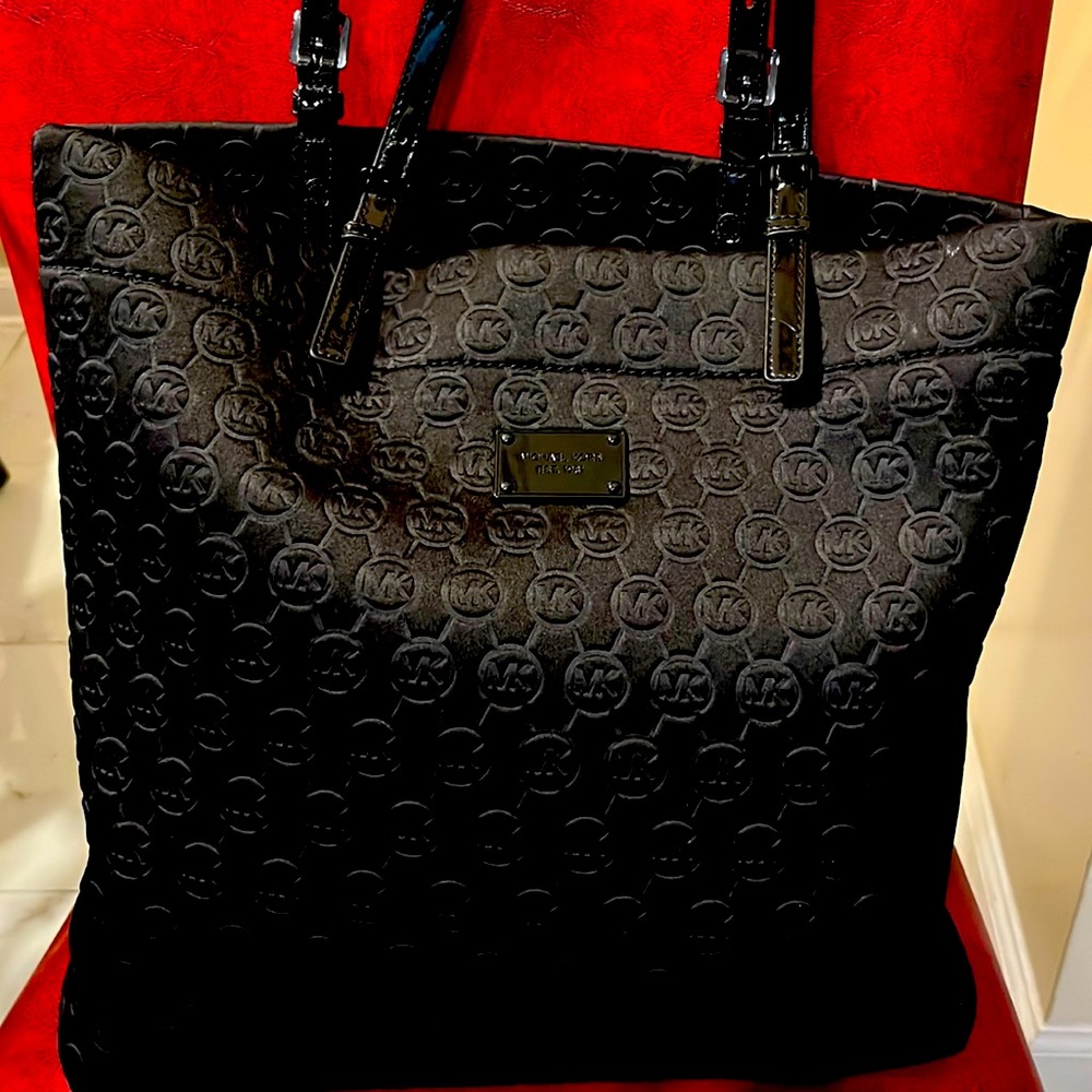 Michael Kors shoulder Purse black in color